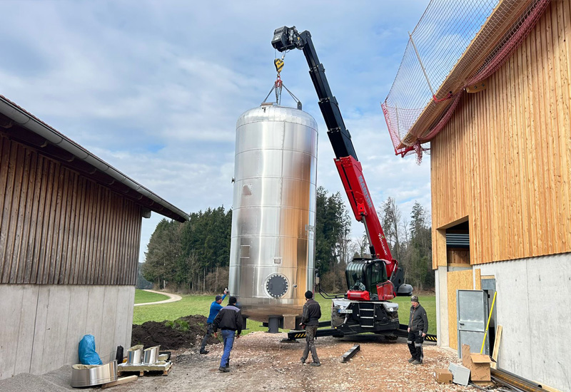 Am Gründonnerstag haben wir unseren Pufferspeicher aufgestellt.